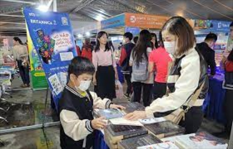 Ngày Hội sách Quảng Ninh 2022 thu hút đông đảo người dân thành phố