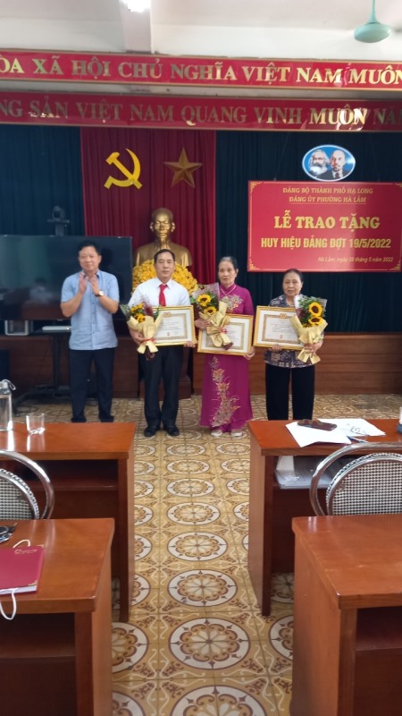 Đảng bộ phường Hà Lầm tổ chức trao Huy hiệu Đảng đợt 19/5/2022