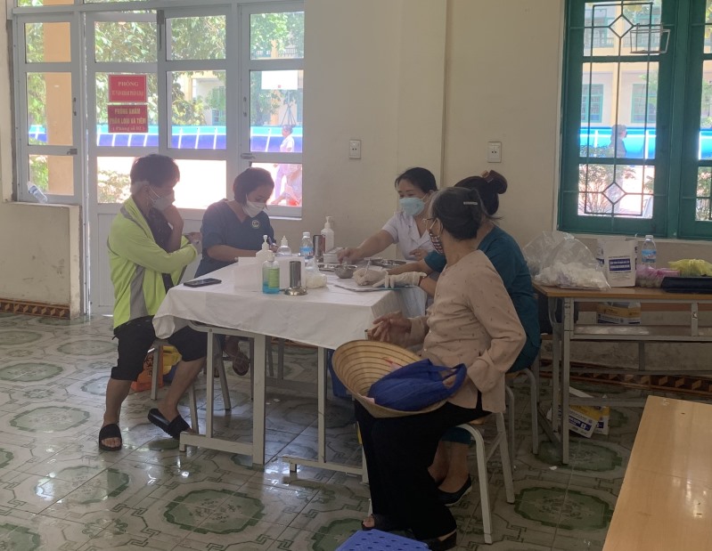 Triển khai tiêm chủng vắc xin phòng COVID - 19 cho trẻ từ 12 đến 18 tuổi trên địa bàn phường Hà Lầm