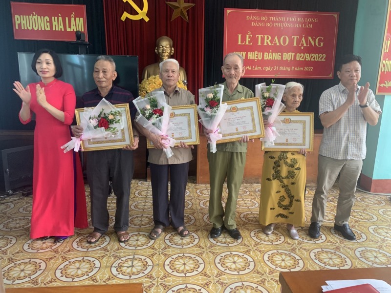 Đảng bộ phường Hà Lầm tổ chức Lễ trao tặng Huy hiệu Đảng đợt 2/9/2022