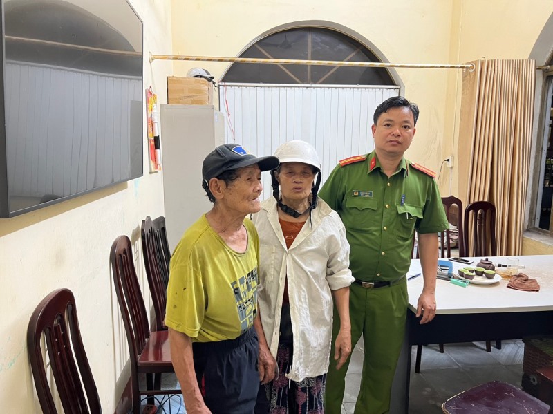 Công an phường Hà Lầm tiến hành Bàn giao công dân đi lạc về với gia đình 