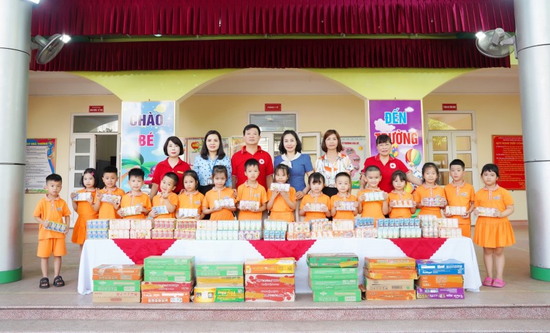 Hội chữ thập đỏ phường Hà Lầm, Hội chữ thập đỏ Thành phố Hạ Long trao tặng sữa dinh dưỡng cho trẻ em tại trường Mầm non Hà Lầm
