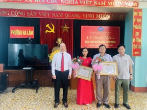 Đảng uỷ Phường Hà Lầm trao tặng Huy hiệu Đảng đợt 19/5/2023