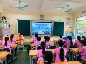 Trường Tiểu học Hà Lầm tổ chức Sinh hoạt chính trị qua chương trình Truyền hình trực tiếp Lễ kỷ niệm 70 năm Chiến thắng Điện Biên Phủ