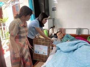 Phường Hà Lầm thăm, tặng quà người khuyết tật có hoàn cảnh khó khăn nhân ngày người khuyết tật Việt Nam 18/4