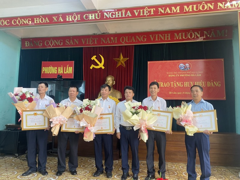 Đảng ủy phường Hà Lầm tổ chức Lễ trao tặng Huy hiệu Đảng đợt 19/05/2025