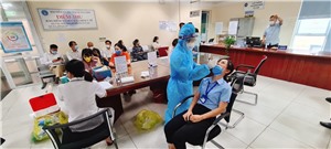 Triển khai lấy mẫu, xét nghiệm test nhanh Covid-19 cho CBCCVC, người lao động tại Trung tâm Hành chính công thành phố