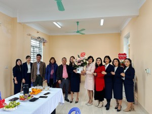 Lãnh đạo phường Hà Lầm thăm, động viên, chúc mừng cán bộ, nhân viên Trạm Y tế phường nhân dịp 70 năm ngày thầy thuốc Việt Nam (27/02/1955 - 27/02/2025)