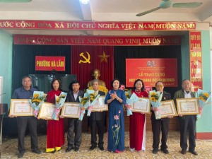 Đảng ủy phường Hà Lầm tổ chức trao tặng Huy hiệu Đảng đợt 03/02/2025